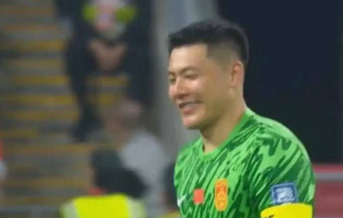 九游体育:年轻门将韩佳奇“黄油手”？球迷：这球也能进？的简单介绍