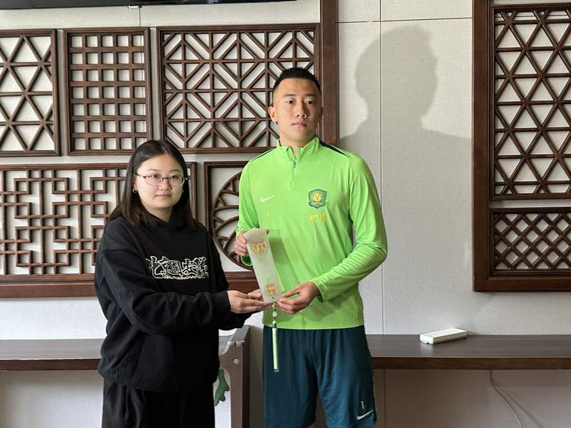 九游体育:年轻门将韩佳奇“黄油手”？球迷：这球也能进？的简单介绍