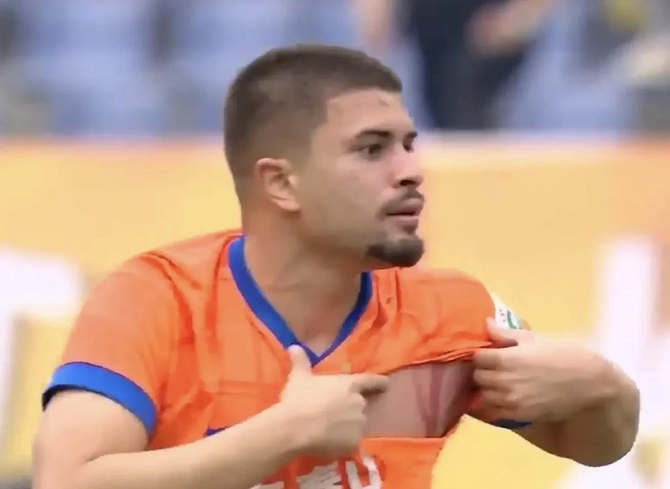 包含九游体育：中超联赛VAR技术引争议，裁判判罚成焦点的词条