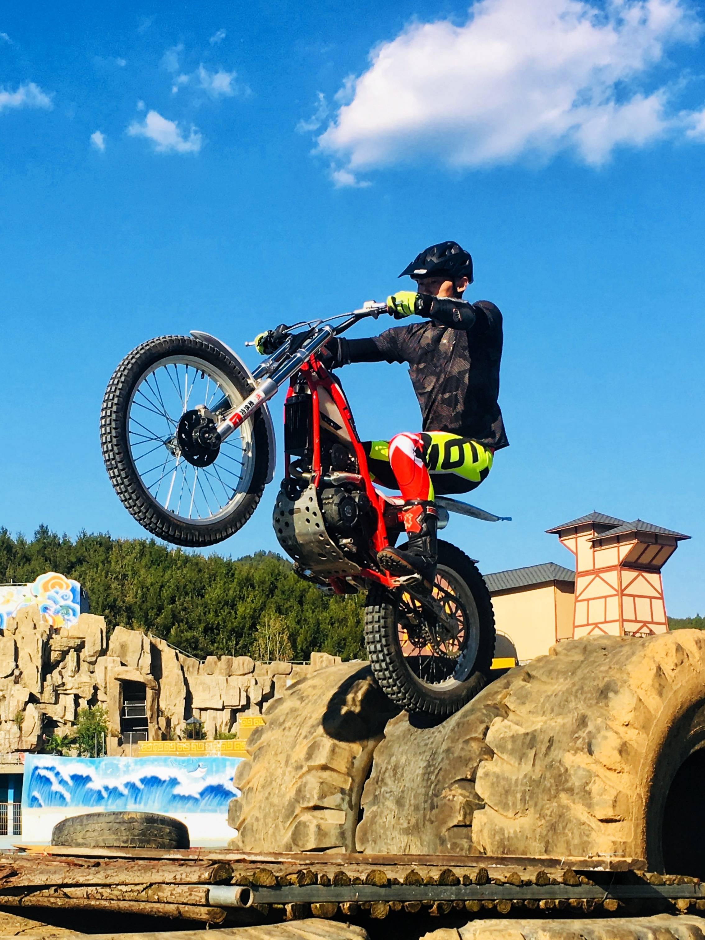 关于九游体育:摩托车大奖赛，极限操控挑战赛道的信息