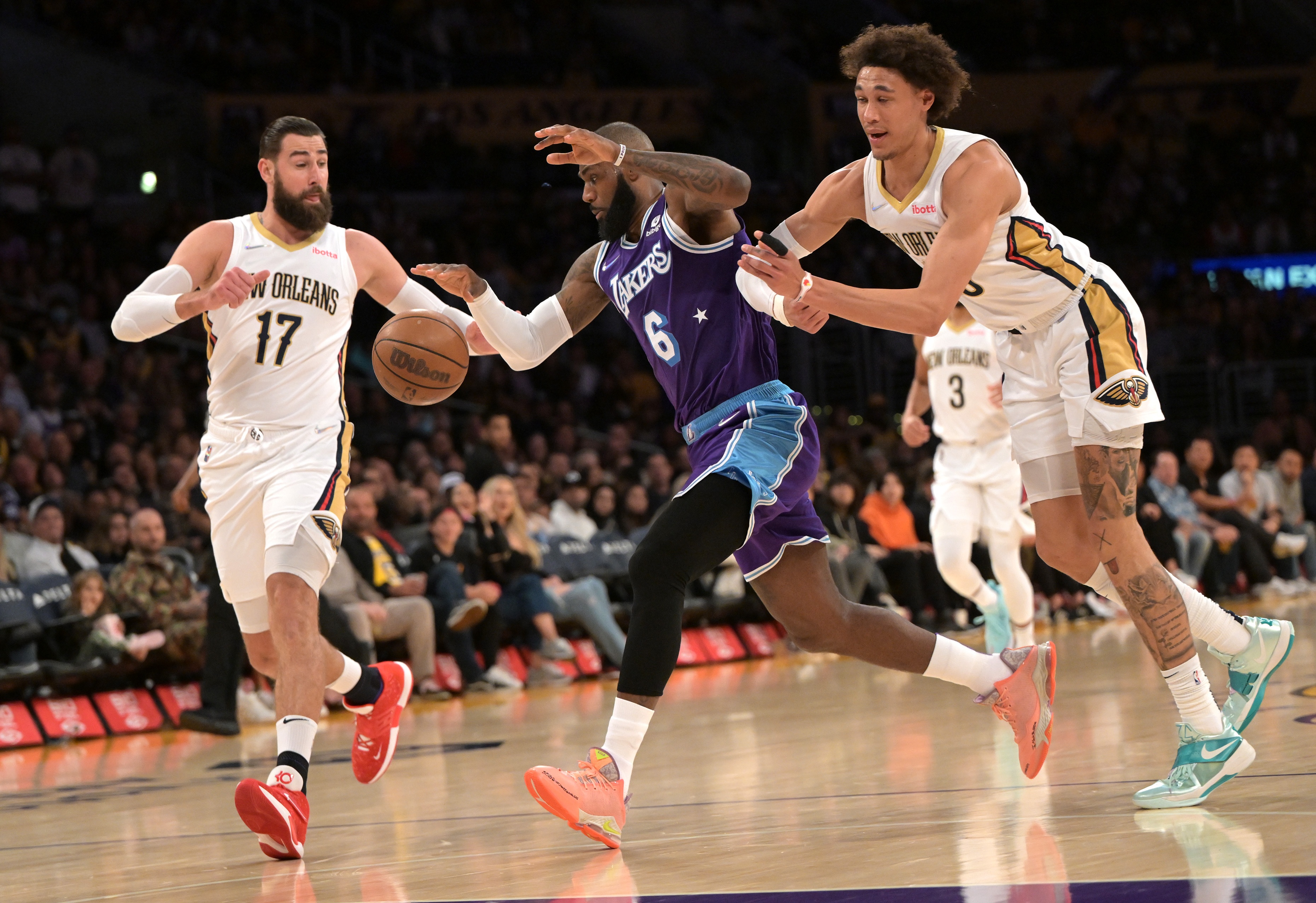 关于九游体育：湖人队训练营：詹姆斯指导年轻球员，传授经验的信息