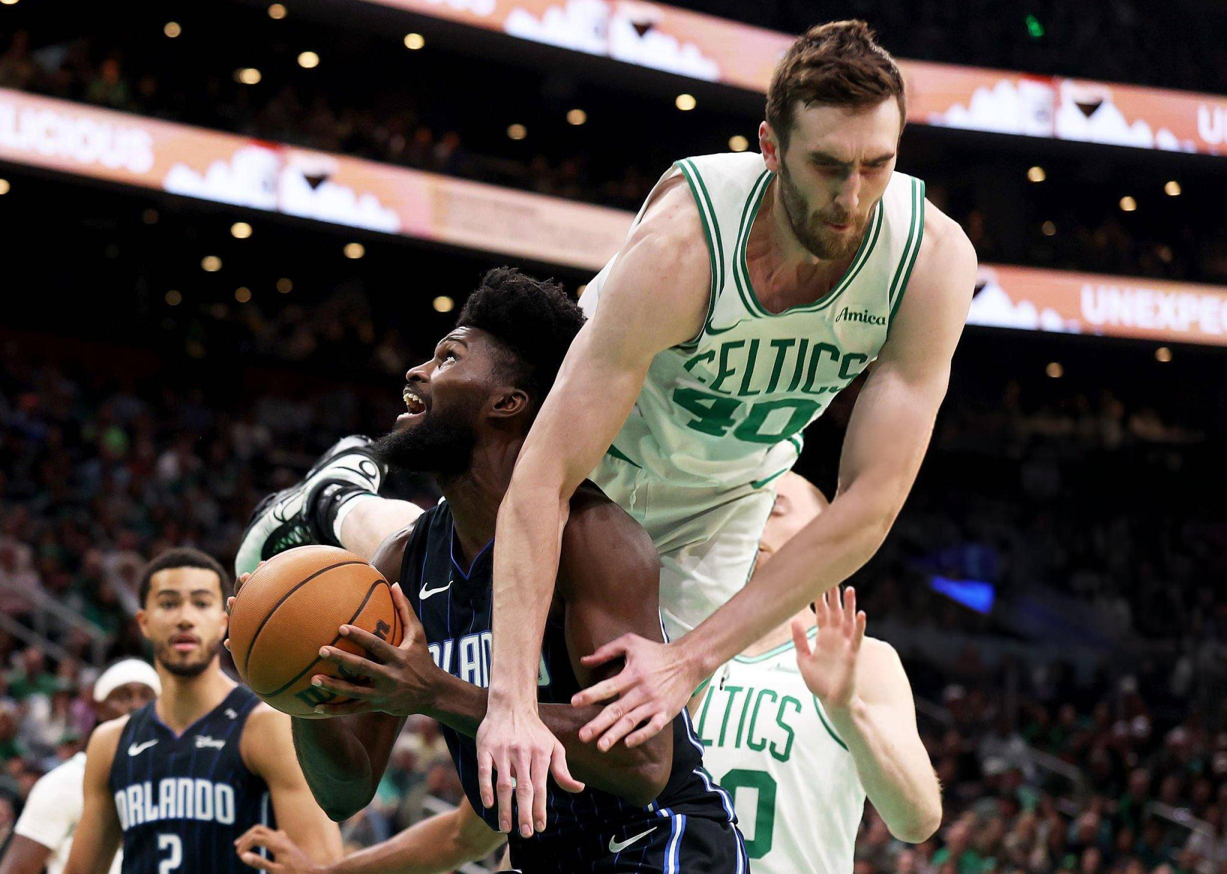 九游体育：凯尔特人队季前赛：科内特展现防守意识，争夺轮换位置的简单介绍