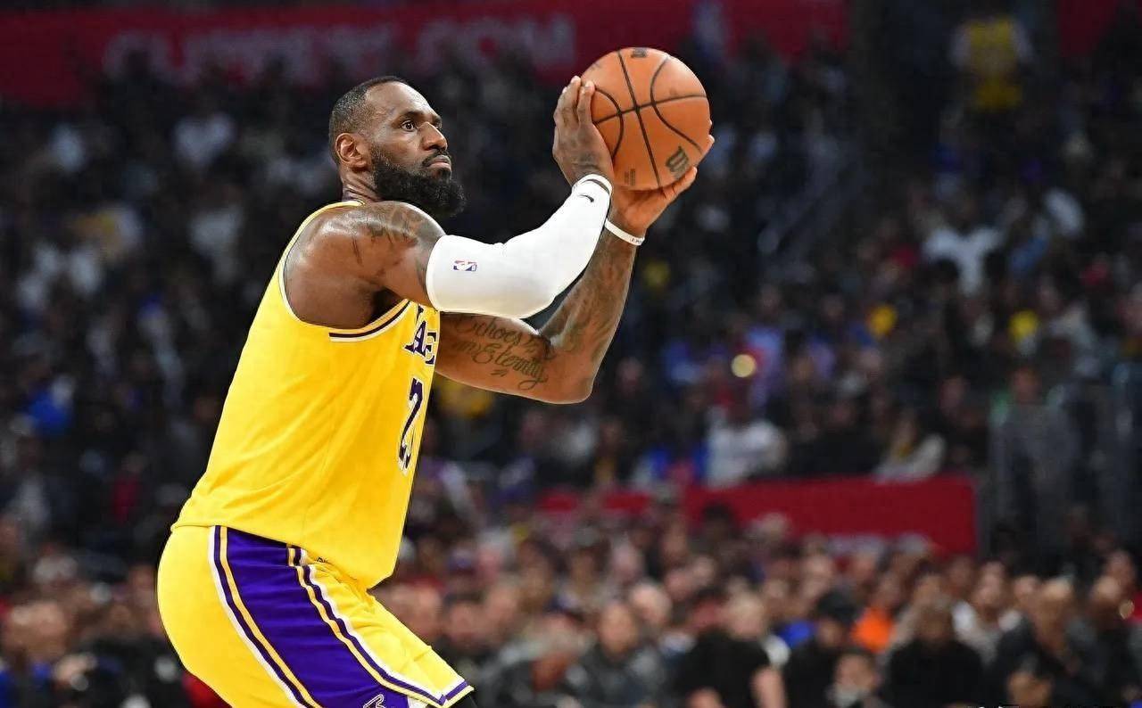 九游体育:湖人队训练视频:詹姆斯苦练投篮,状态火热 九游体育:湖人队训练视频:詹姆斯苦练投篮,状态火热