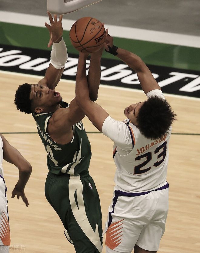 九游体育:勇士队训练营:沙里奇展现篮板球能力,争夺轮换位置 九游体育:勇士队训练营:沙里奇展现篮板球能力,争夺轮换位置