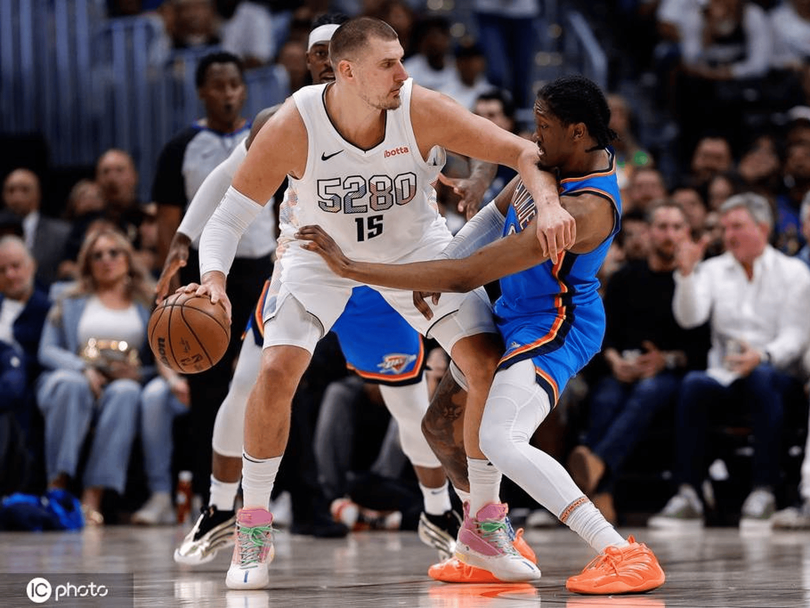 九游体育:季后赛黑马掘金队：约基奇能否带队创造奇迹？