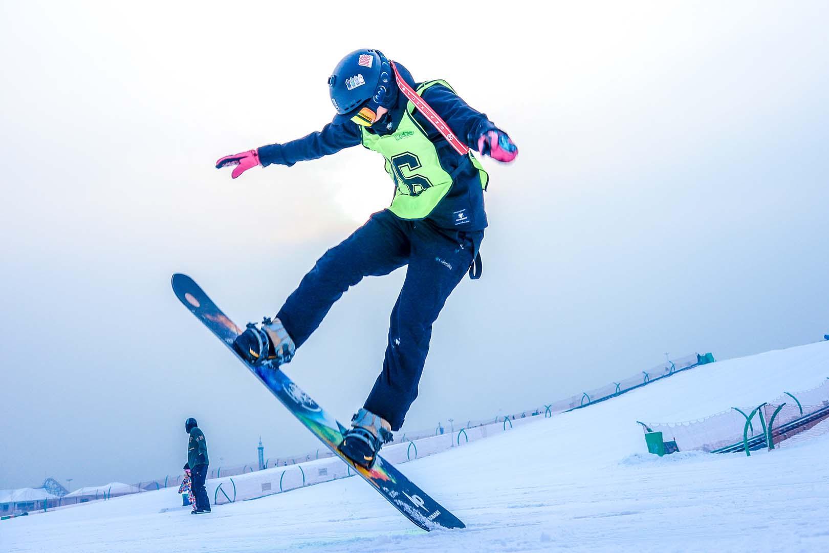 九游体育:冬季运动的魅力所在，滑雪与单板滑雪的对决