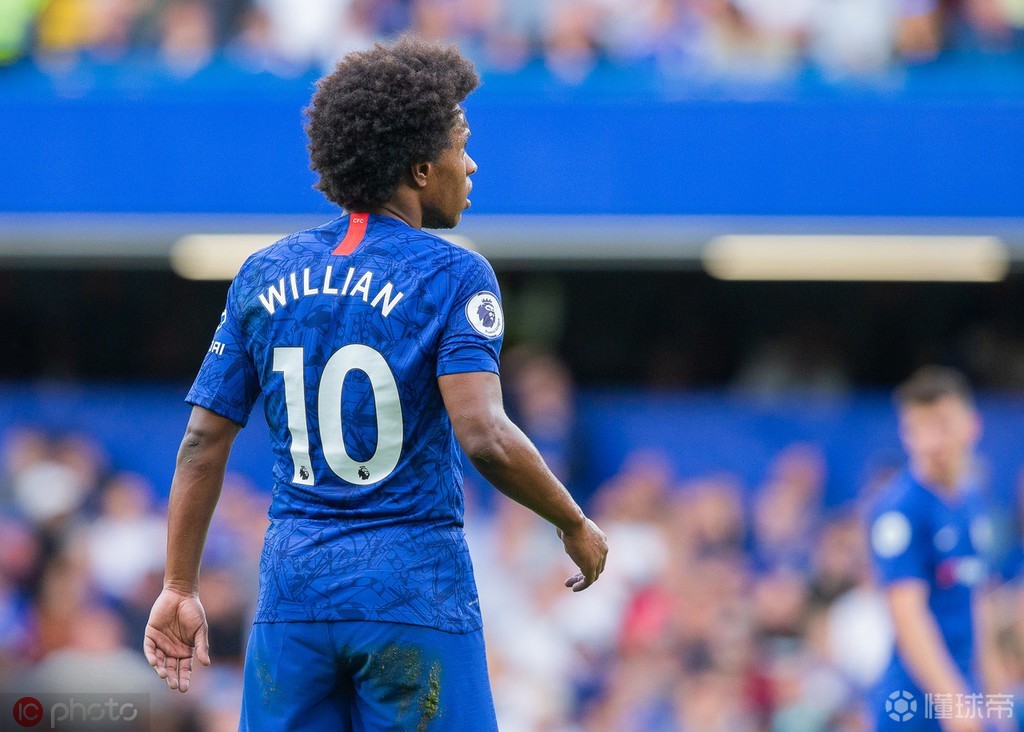 九游体育:足协杯决赛：强队胜出，捧起冠军奖杯，实现赛季目标